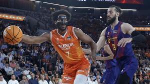 Braxton Key y Tornike Shengelia, durante el segundo partido de la final de la Liga Endesa disputado en el pabellón Roig Arena de Valencia.