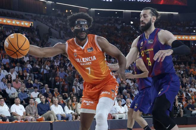 El Valencia empata la eliminatoria barriendo al Barça de la pista