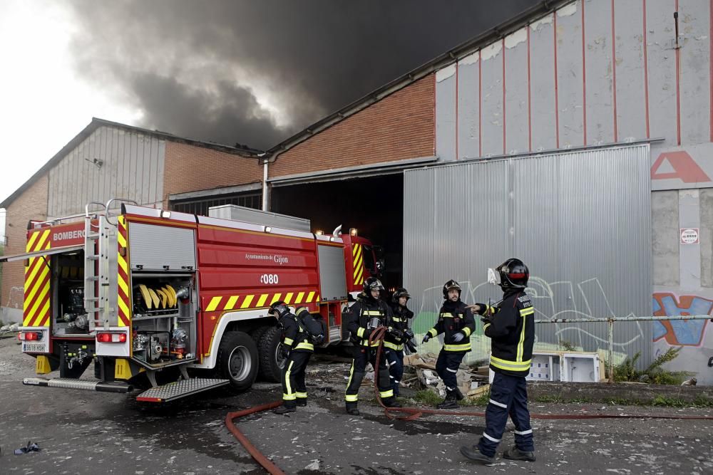 Arde una nave industrial abandonada en un polígono de Gijón