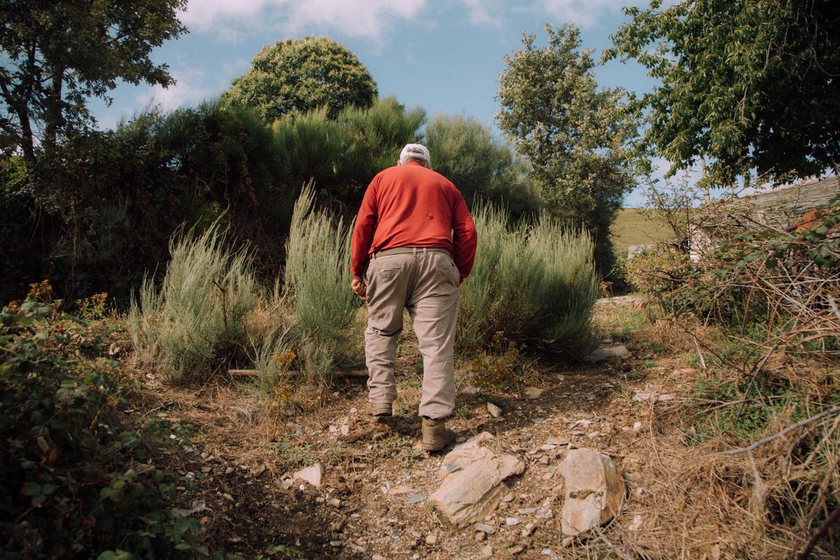 Sergio Cela subiendo por una de las laderas del pueblo, que apenas tiene una decena de casas.