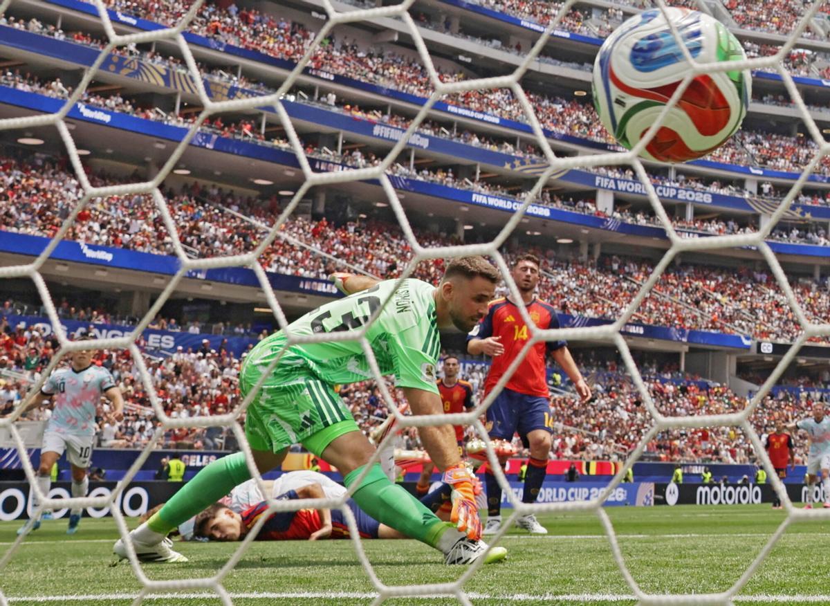 Unai Simón recibe el gol de De Ketelaere que sponía el empate a uno ante Bélgica en el Mundial.