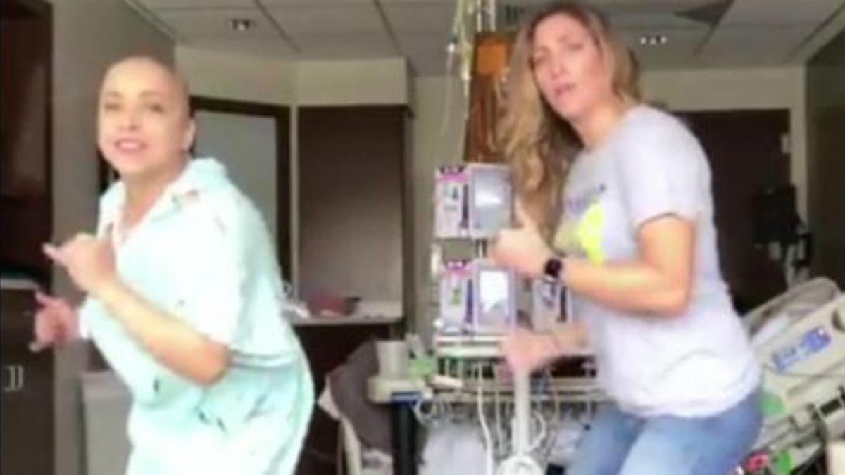 Ana-Alecia Ayala baila con una amiga mientras recibe una sesión de quimioterapia.