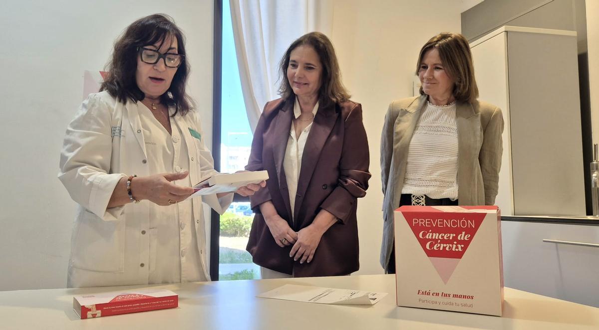 La matrona, Maria Feixas Pujols, junto con consellera de Salud, Manuela García Romero, y la directora general de Salud Pública, Elena Esteban.
