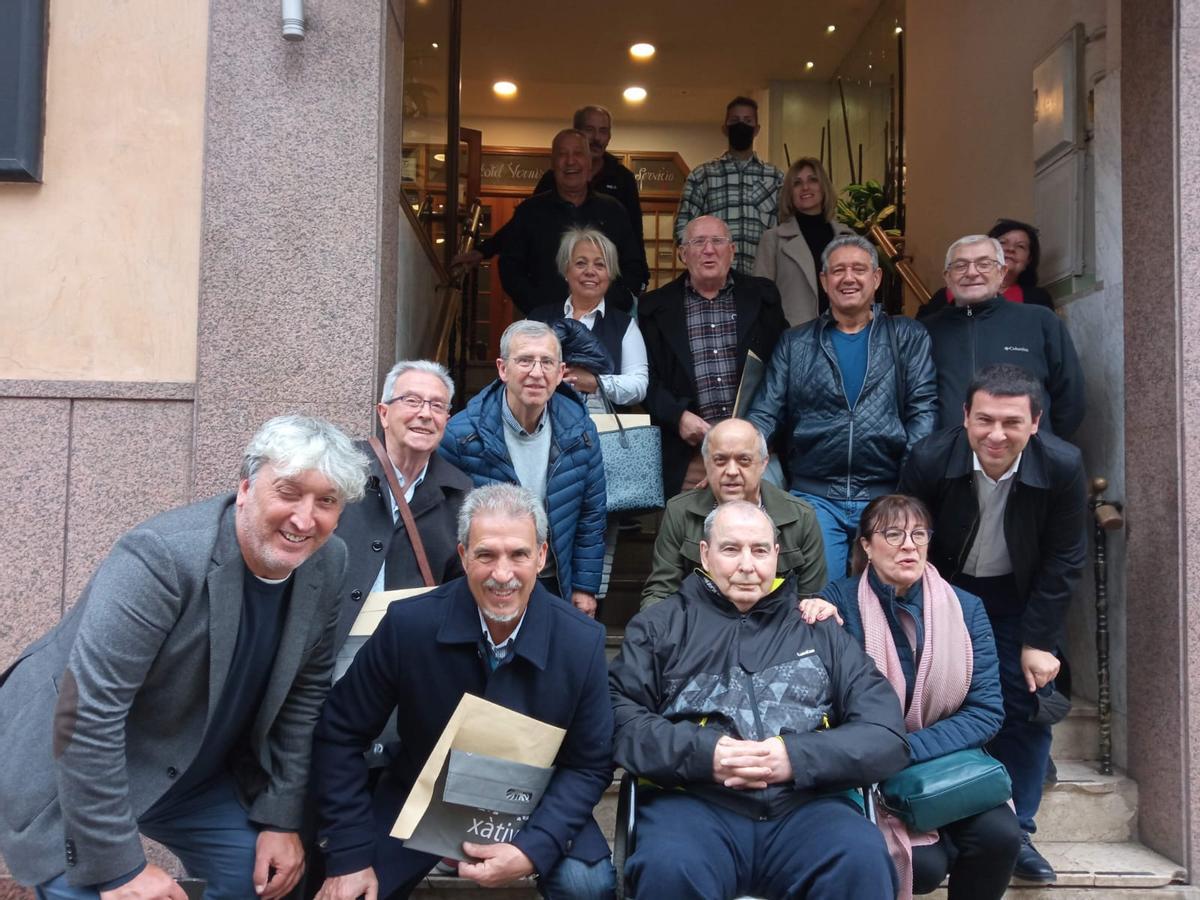 Paco Aragón, en primera línea en silla de ruedas, tras un almuerzo de reconocimiento en Xàtiva.