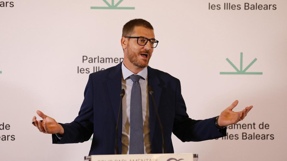El portavoz del grupo Popular del Parlament Balear, Sebastià Sagrera, durante una rueda de prensa.