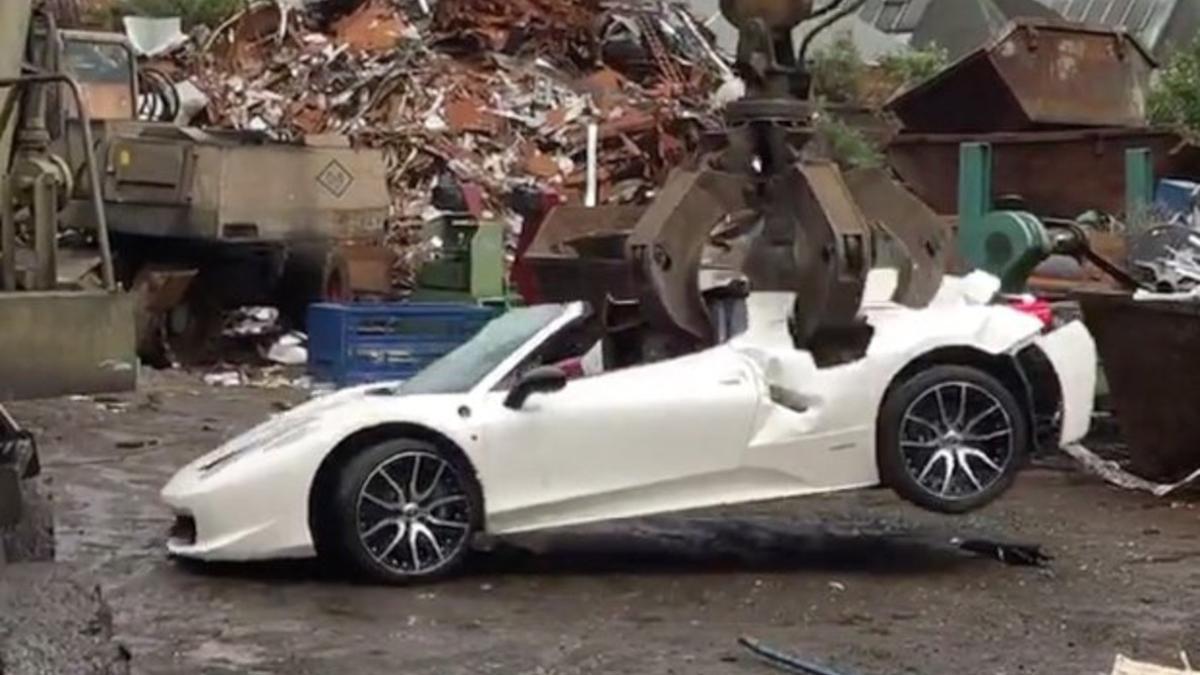 El Ferrari 458 Spider siendo destrozado por una grúa en un desguace