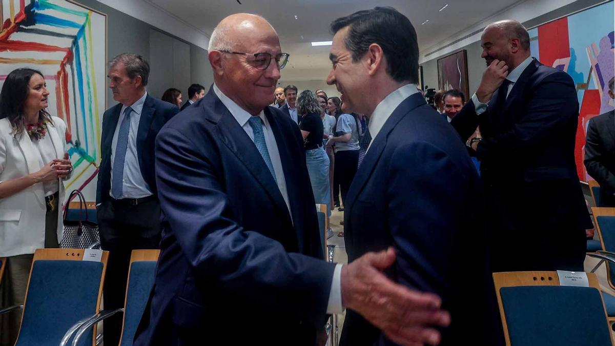 El presidente del Sabadell, Josep Oliu, y el del BBVA, Carlos Torres