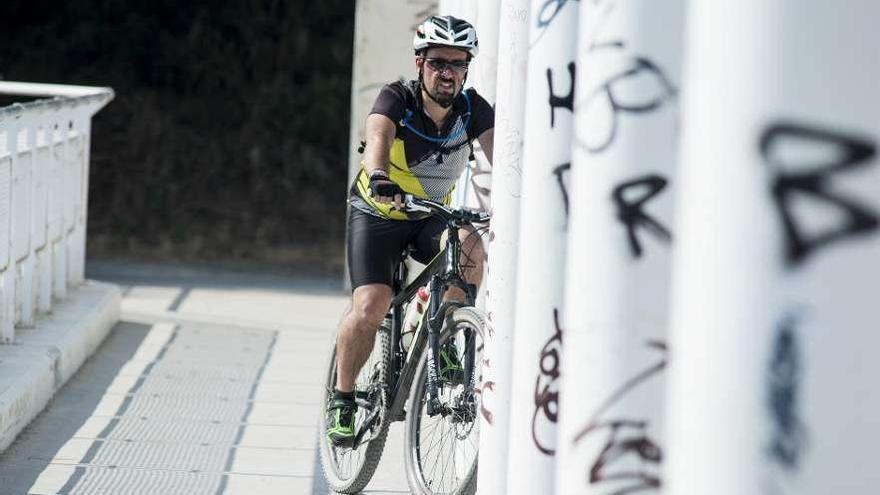 Un ciclista en la pasarela de Outariz. // Brais Lorenzo