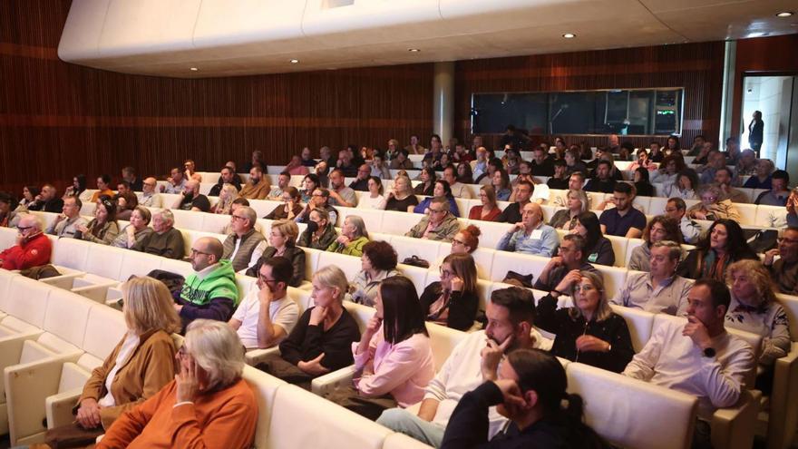 Algunos de los cooperativistas que asistieron ayer a la asamblea, en Afundación. | Iago López