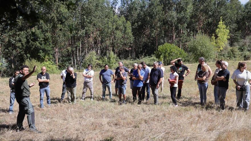 Comuneros de Vigo enseñan a los vecinos a protegerse de los incendios: «Hay centenares de viviendas en riesgo»