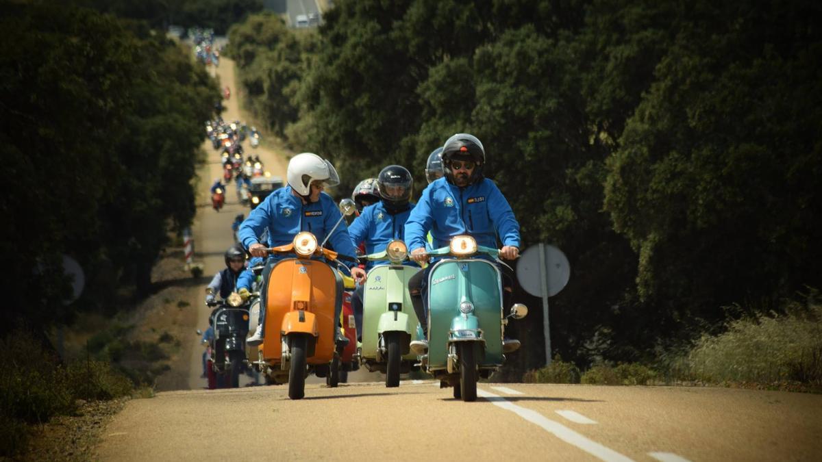 Ruta en motos por las carreteras de Tierra de Barros de una edición anterior del Vespabarros.