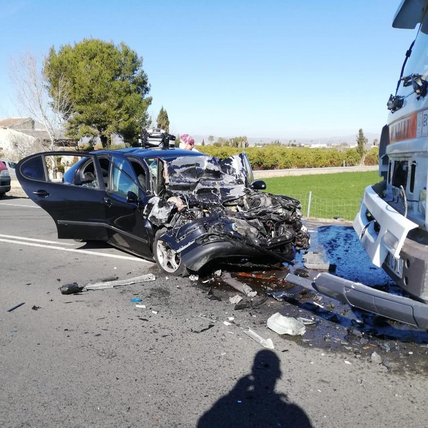 El vehículo ha quedado destrozado tras chocar con el camión