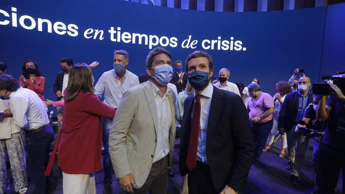 Mazón y Casado en el escenario del congreso