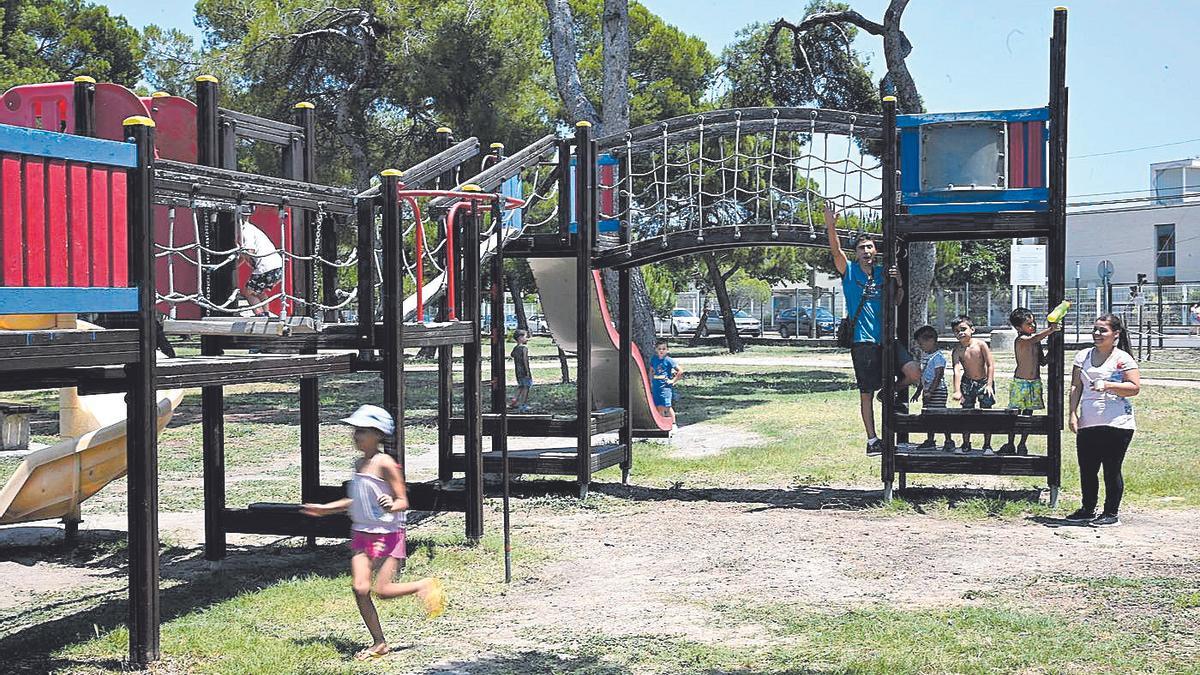 Área de juegos infantiles en el parque del Pinar del Grao de Castelló.