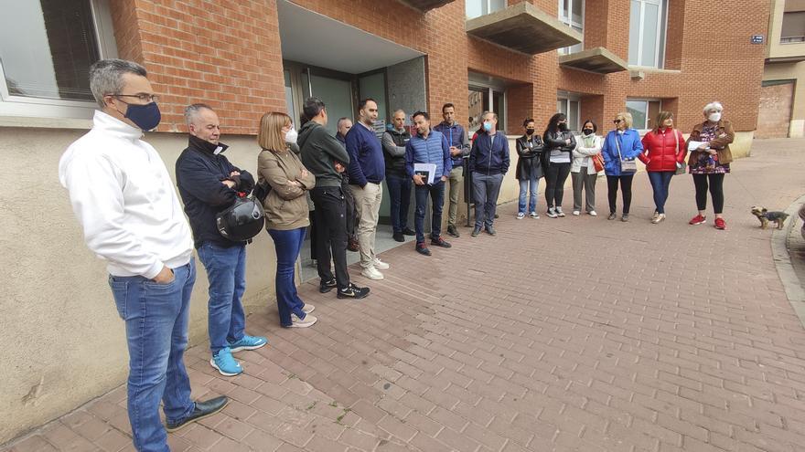 Los comerciantes de Santa Cruz en Benavente presentan firmas contra el proyecto de reordenación