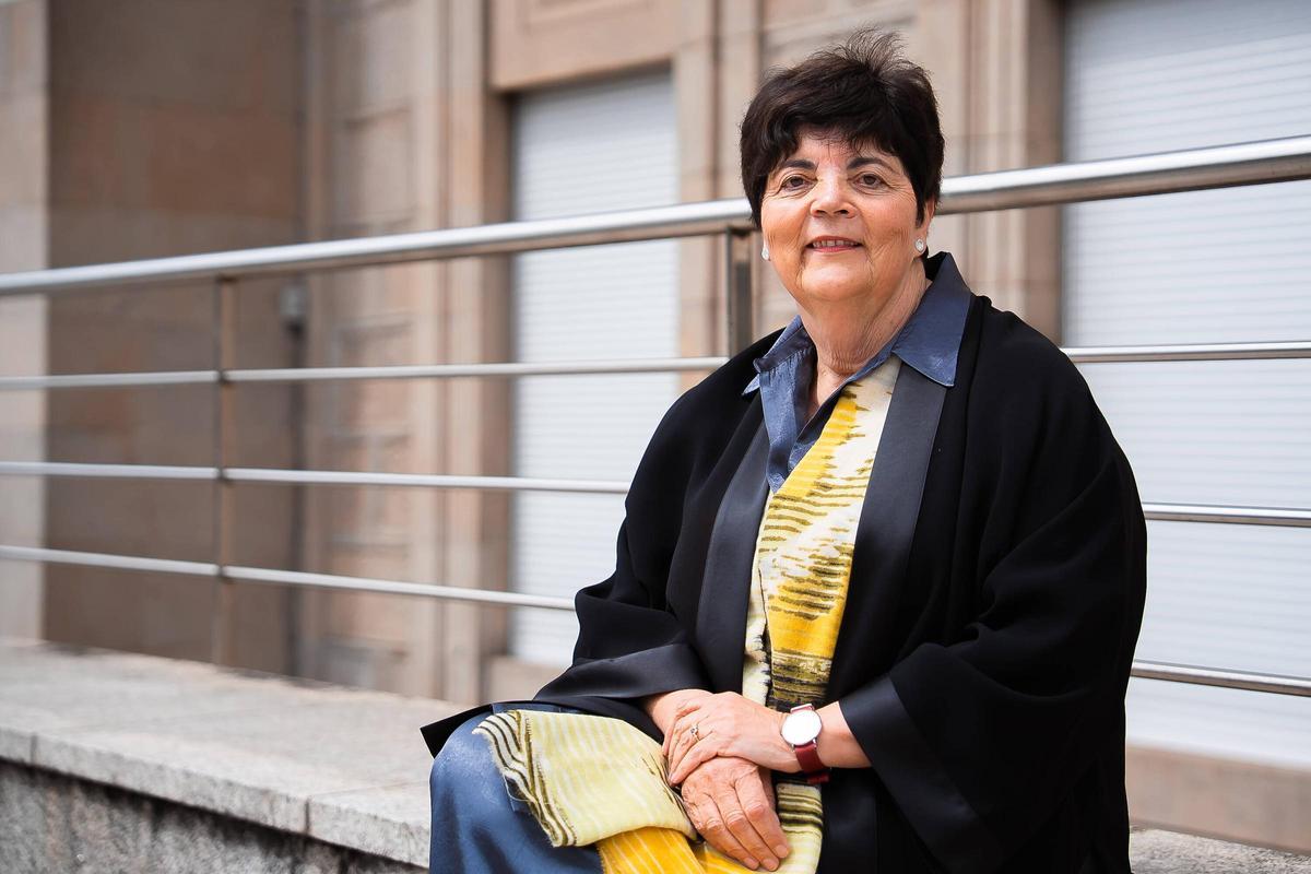 Carmen García Mateo, en el exterior de la biblioteca de Peritos.