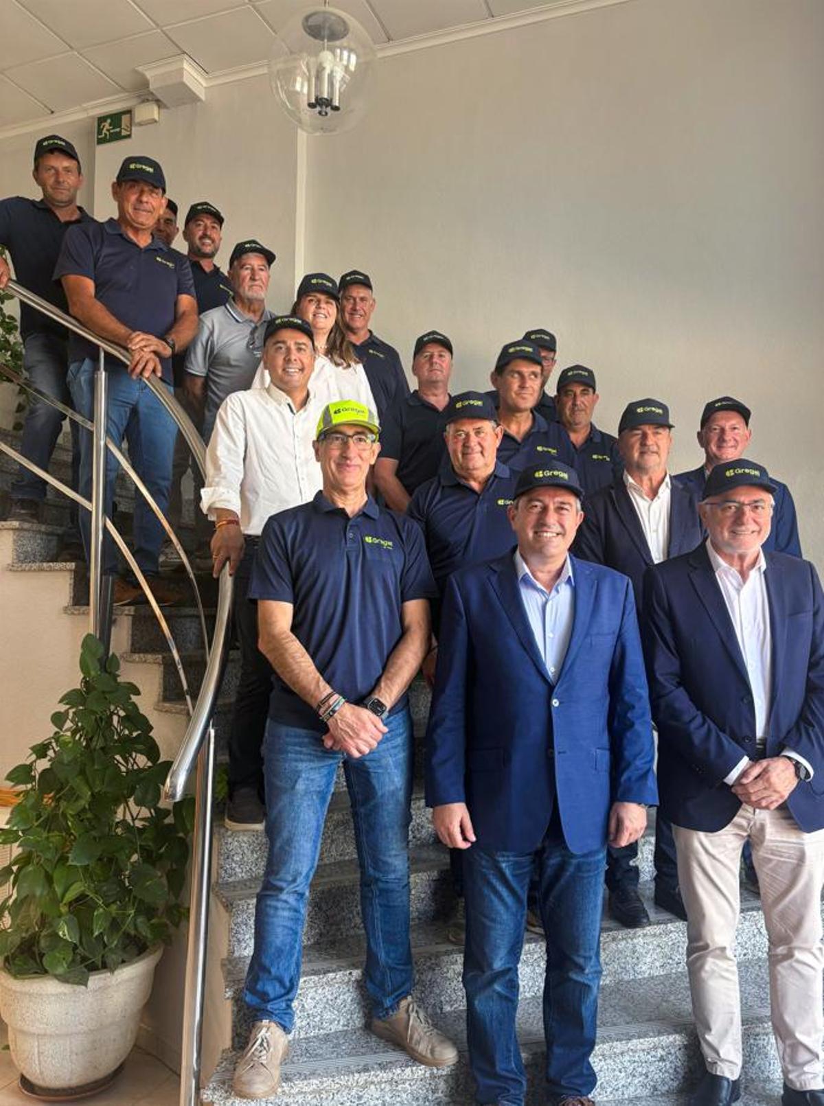 El Consejo Rector de la cooperativa Gregal en las instalaciones de la cooperativa, con el consejero Joaquín Buendía (centro).