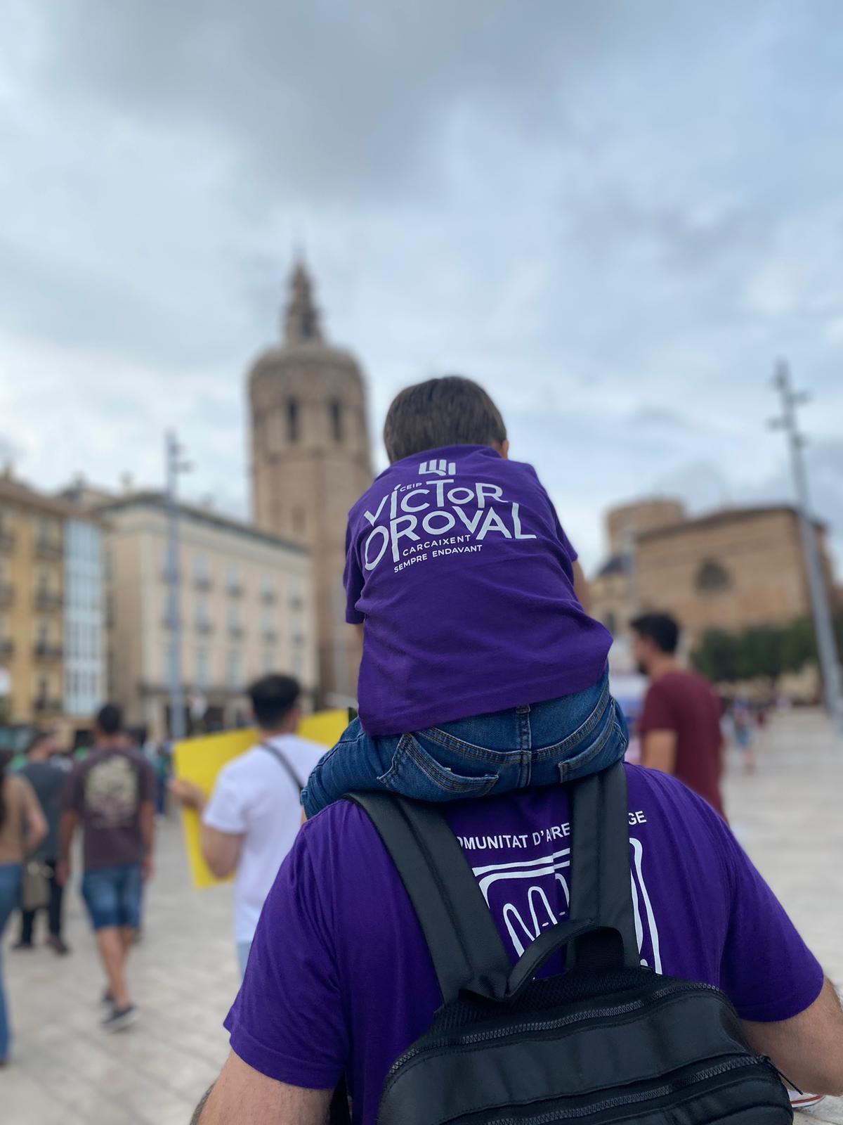 Padre y alumno del colegio Víctor Oroval en una movilización por la escuelas pública reciente.
