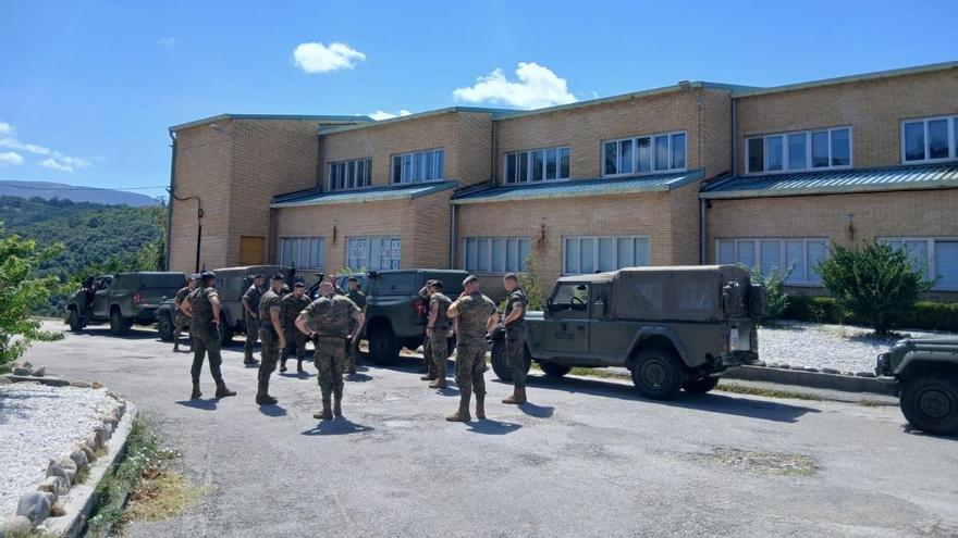 Militares que salen de la base de la Brilat para patrullar los montes