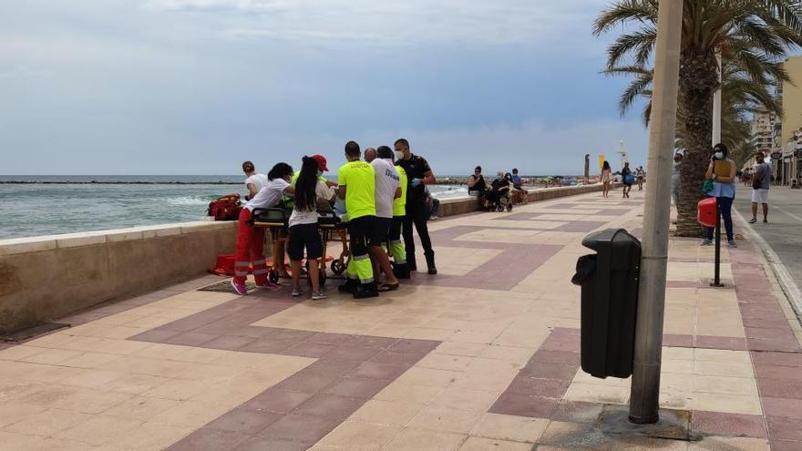 Un hombre de 77 años resulta herido al caer del paseo marítimo a la playa del Carrerlamar