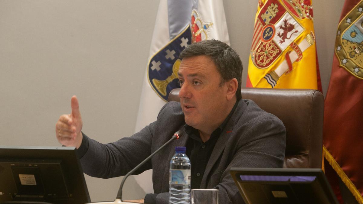 Valentín González Formoso presidiendo un pleno provincial
