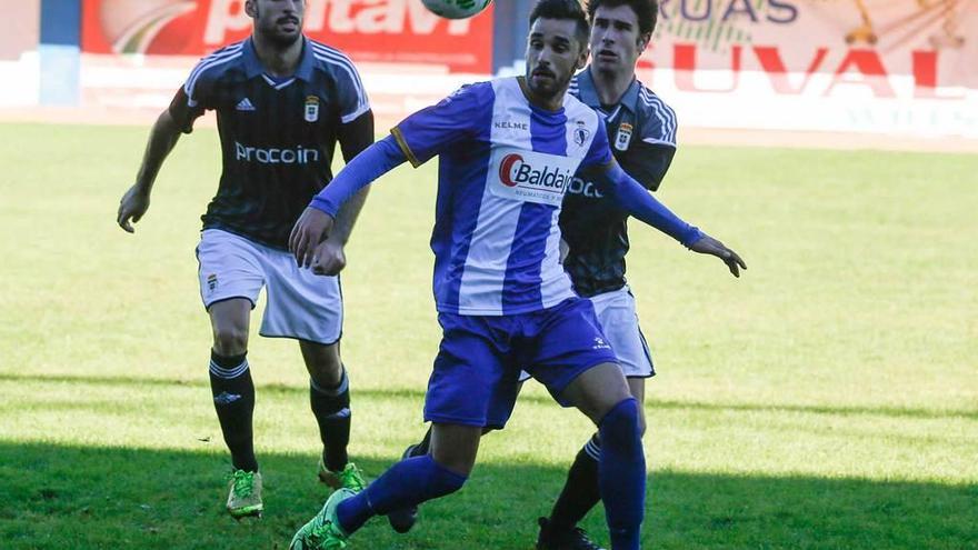 Álex García pelea un balón con Jimmy (Oviedo B).