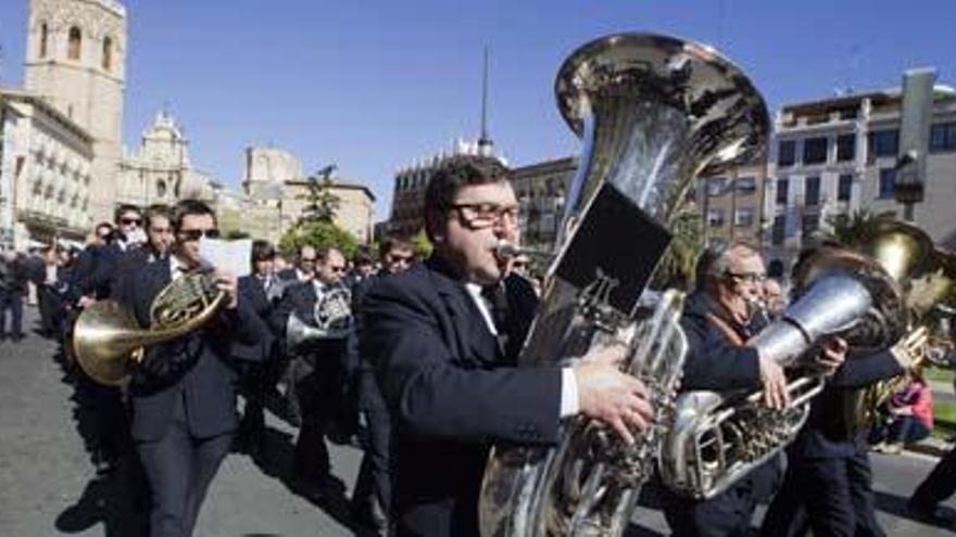 Entrada de las bandas de música en la ciudad a su paso por la plaza de la Reina y camino a la plaza del Ayuntamiento.