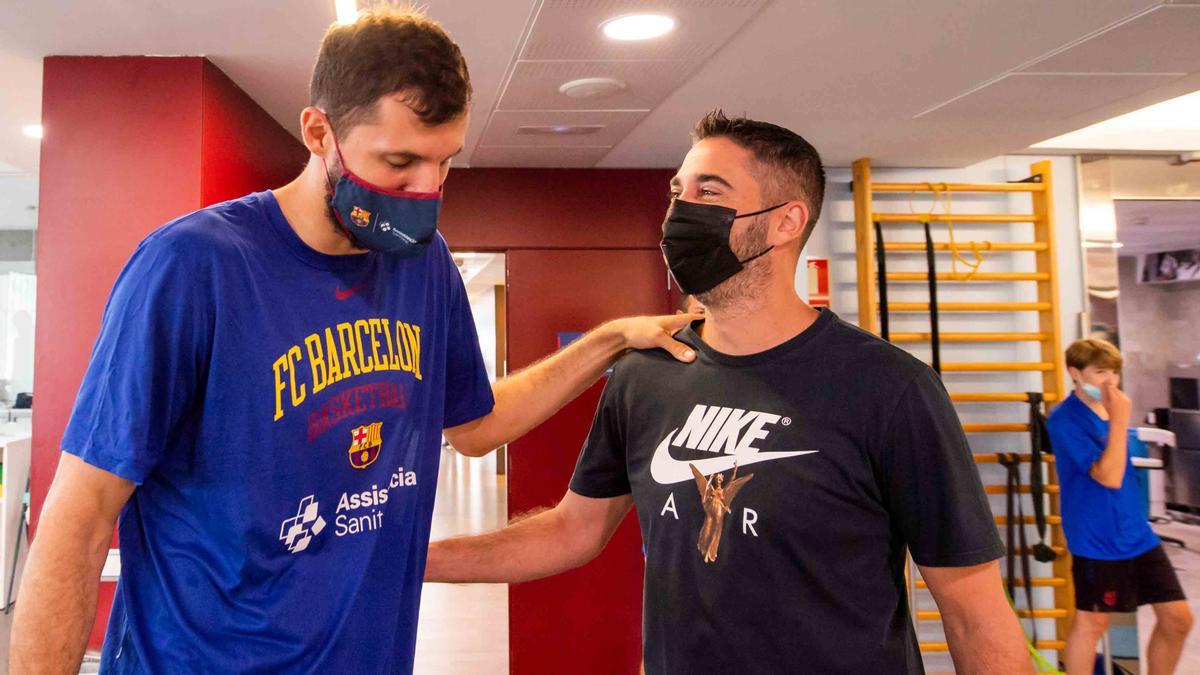 Nikola Mirotic, junto al mánager Juan Carlos Navarro