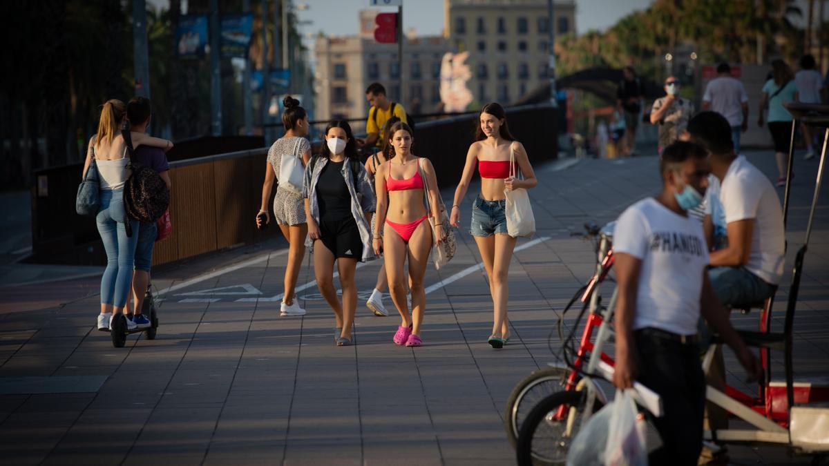 Strandgängerinnen und Urlauber in Barcelona im Juli 2020.