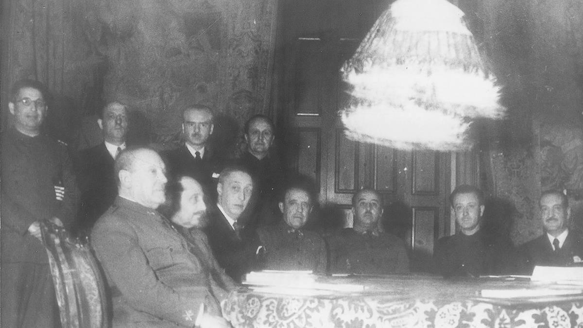 El primer consejo de ministros de Francisco Franco en enero de 1938.