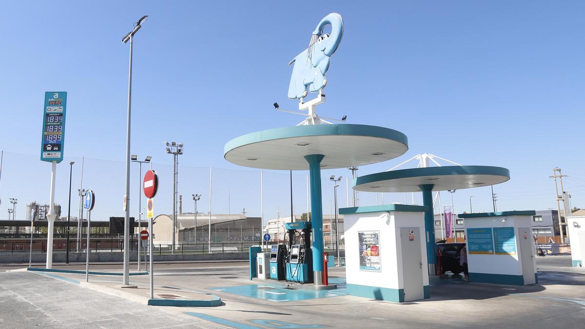 La estación de servicio Autonetoil, en la calle Marqués de la Cadena, en Zaragoza.