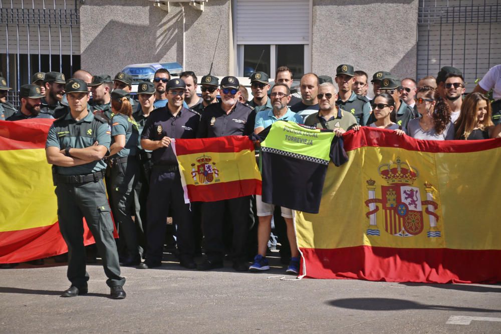 La Guardia Civil, agentes de la Policía Nacional y Local de Torrevieja protagonizaron una concentración de apoyo a la labor de las Fuerzas de Seguridad del Estado en Cataluña