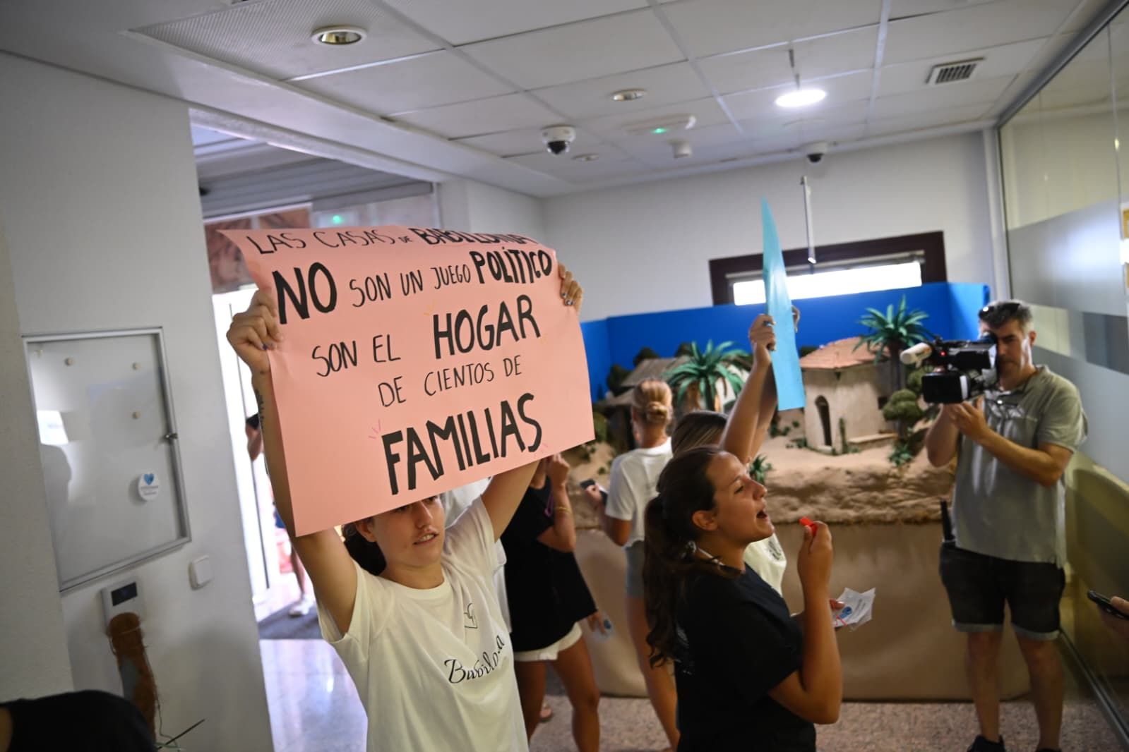Protesta contra el derribo de las casas de la playa de Babilonia en Guardamar del Segura