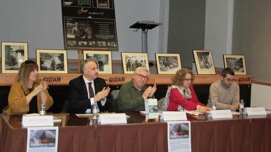 De izquierda a derecha, Silvia Martínez, Alain José Fernández, Francisco Trinidad, Inés García Vega y Manuel Campa, durante el acto de presentación en Laviana.