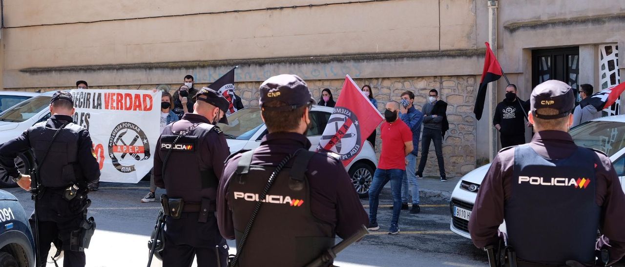 Un momento de la concentración de la Asamblea Popular de Elda y Petrer frente al Palacio de Justicia.