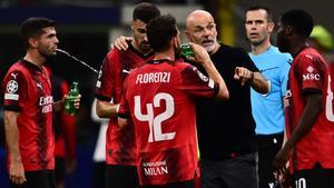 Florenzi recibe instrucciones durante un partido de Champions