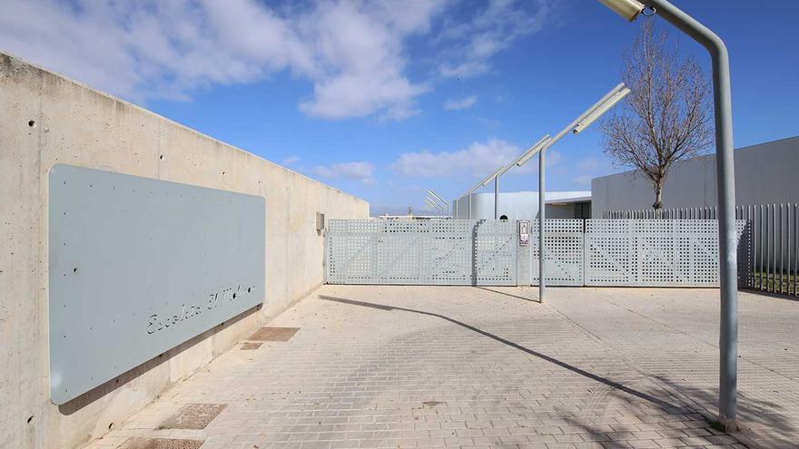 La &#039;escoleta&#039; del Molinar ofreció un menú de pan y fruta a los niños por la baja de la cocinera