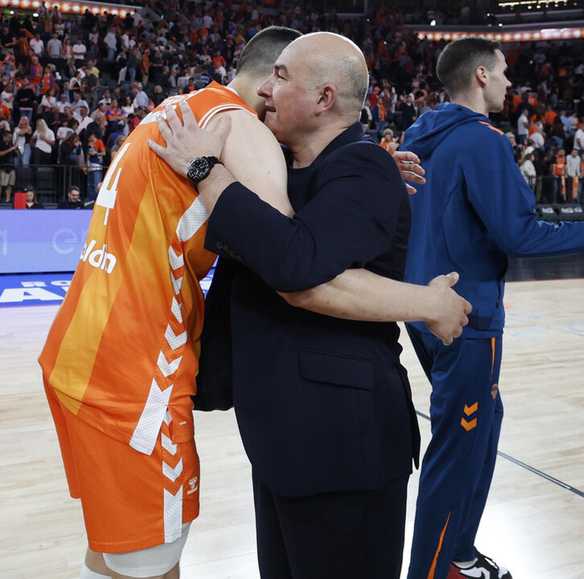 Jaume Ponsarnau saluda a Pradilla tras el último Valencia BC - Surne Bilbao en el Roig Arena.