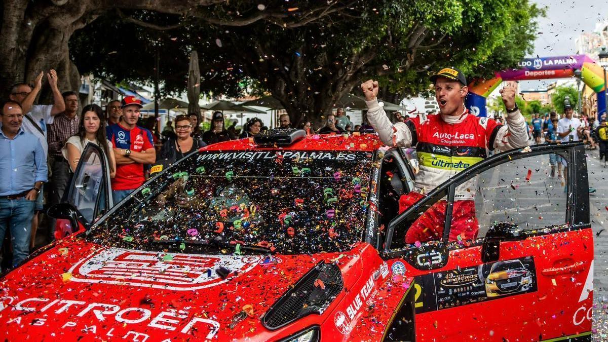 Miguel Suárez celebra el título regional tras concluir Rallye Isla de Lanzarote.