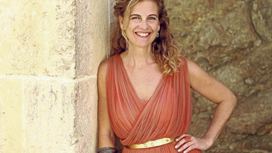 „Sie lassen uns glauben, dass das, was wir sehen, echt ist&quot;: Patricia Soley-Beltran in einem Kleid von Cortana im Patio de Armas im Altstadtviertel von Ibiza.