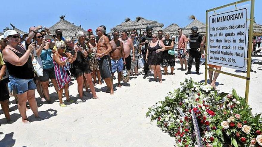 Turistes i tunisians fent una ofrena a la platja on es va produir l&#039;atac