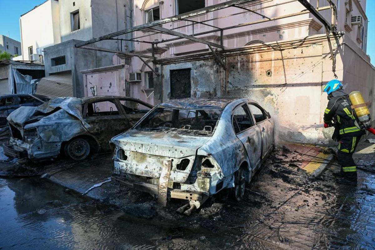 Un miembro de la defensa civil de Bahrein extingue un incendio causado por drones iranís en la ciuad de Hamad, el pasado 11 de junio.
