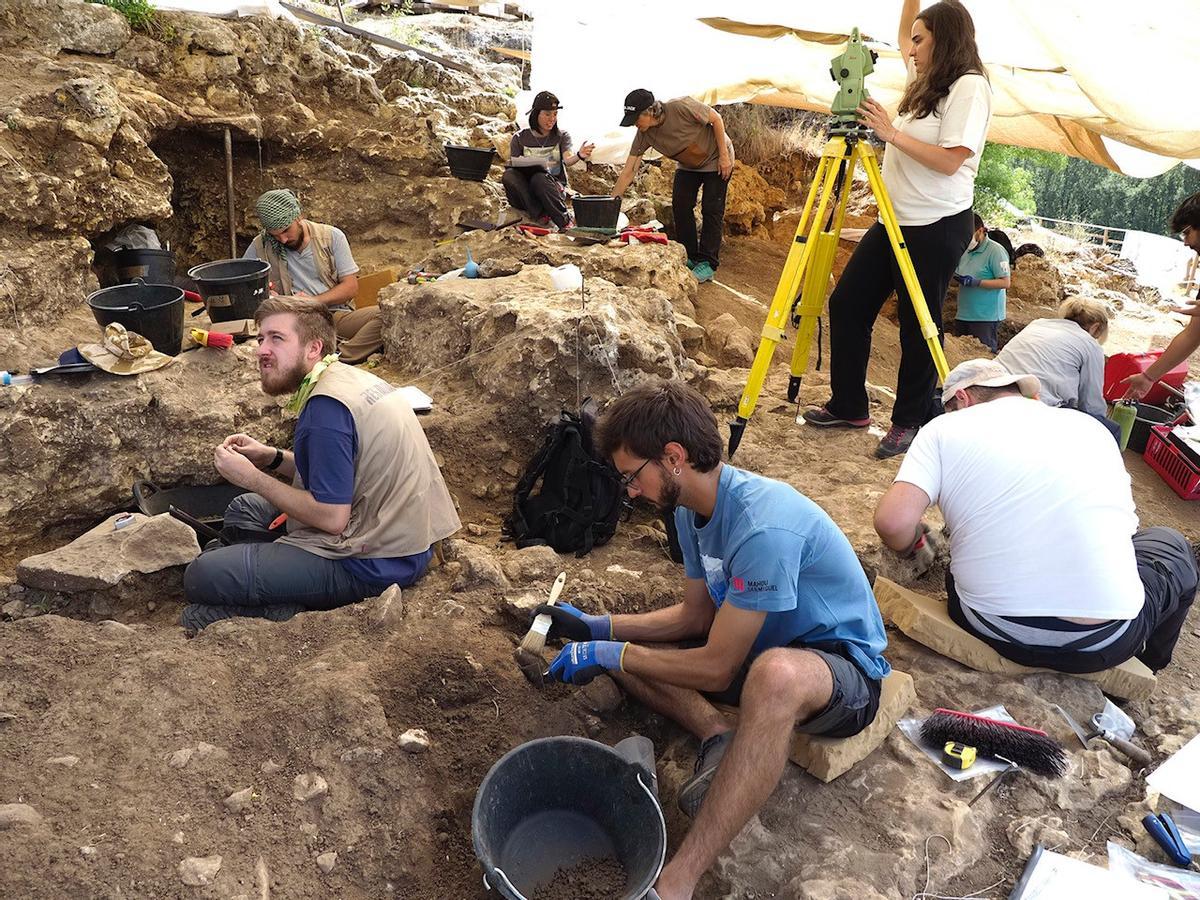 Arqueólogos en el Valle de los Neandertales, cuya visita es una de las actividades que podrá sugerir la nueva función de sugerencias personalizadas de ocio de Cuenta Digital.