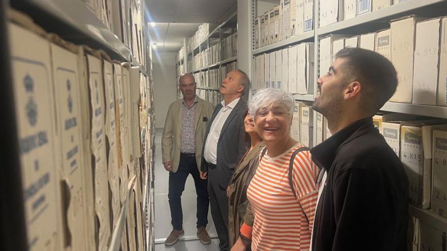 La visita del delegado de la Xunta, ayer, al archivo de Bueu. | A.B.