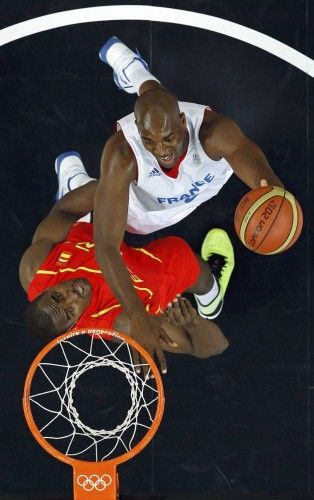 France's Traore is guarded by Spain's Ibaka during their men's quarterfinal basketball match at the North Greenwich Arena in London during the London 2012 Olympic Games
