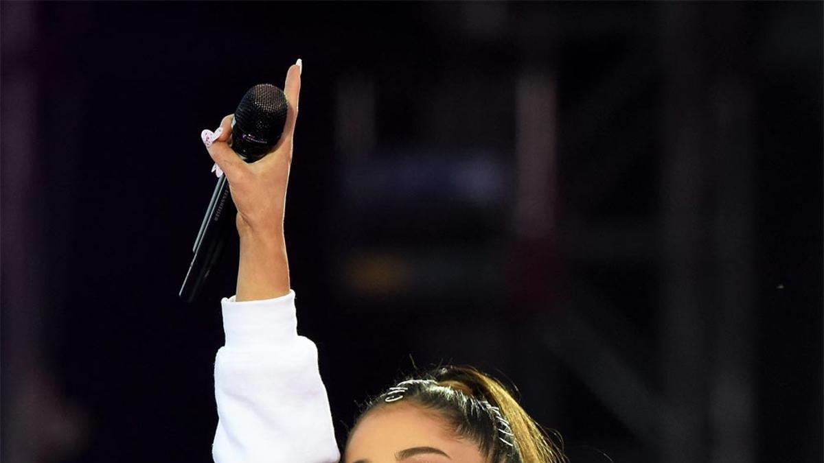 Ariana Grande luce un sospechoso anillo