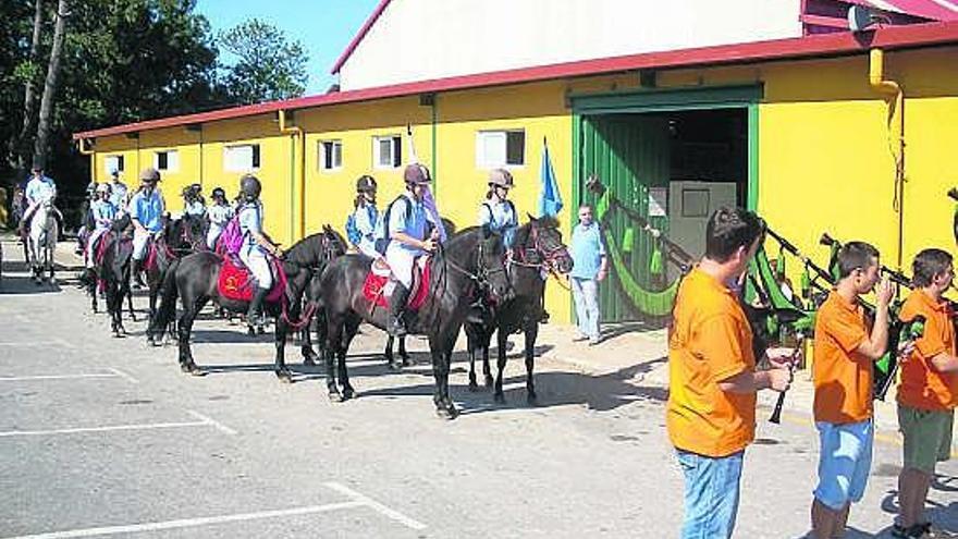 Los jóvenes que participan en la ruta xacobea, ayer, en las instalaciones de El Forcón.