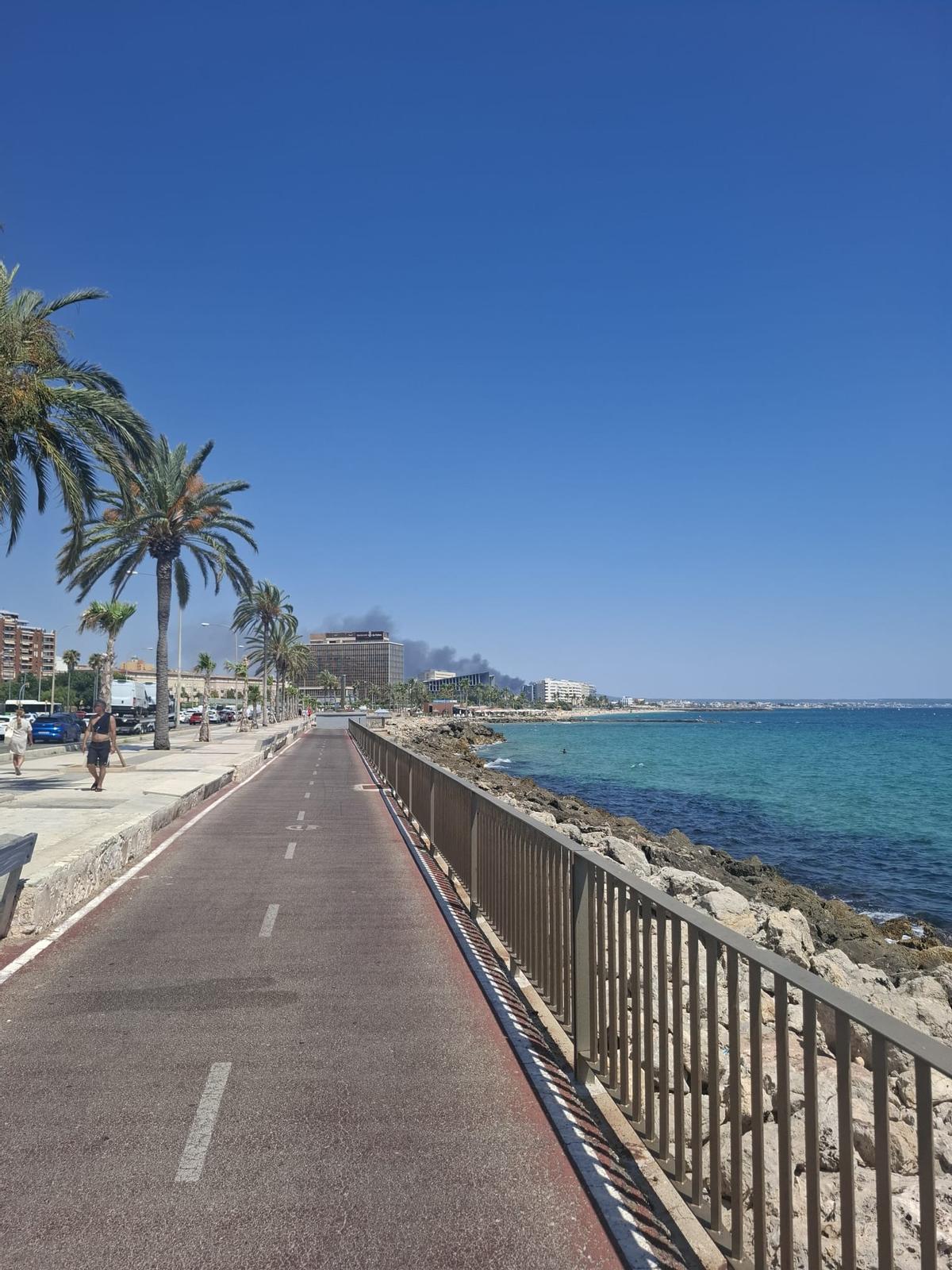 El incendio de Mercapalma visto desde el Paseo Marítimo