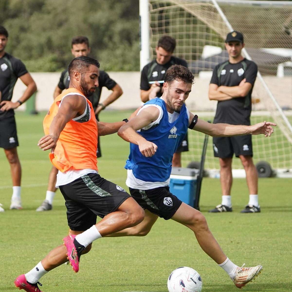 Mellot y Pablo Santiago durante un partido de pretemporada.