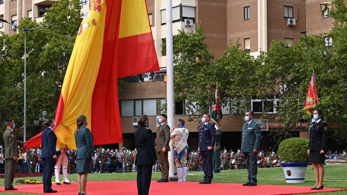 Momento del izado de la bandera.